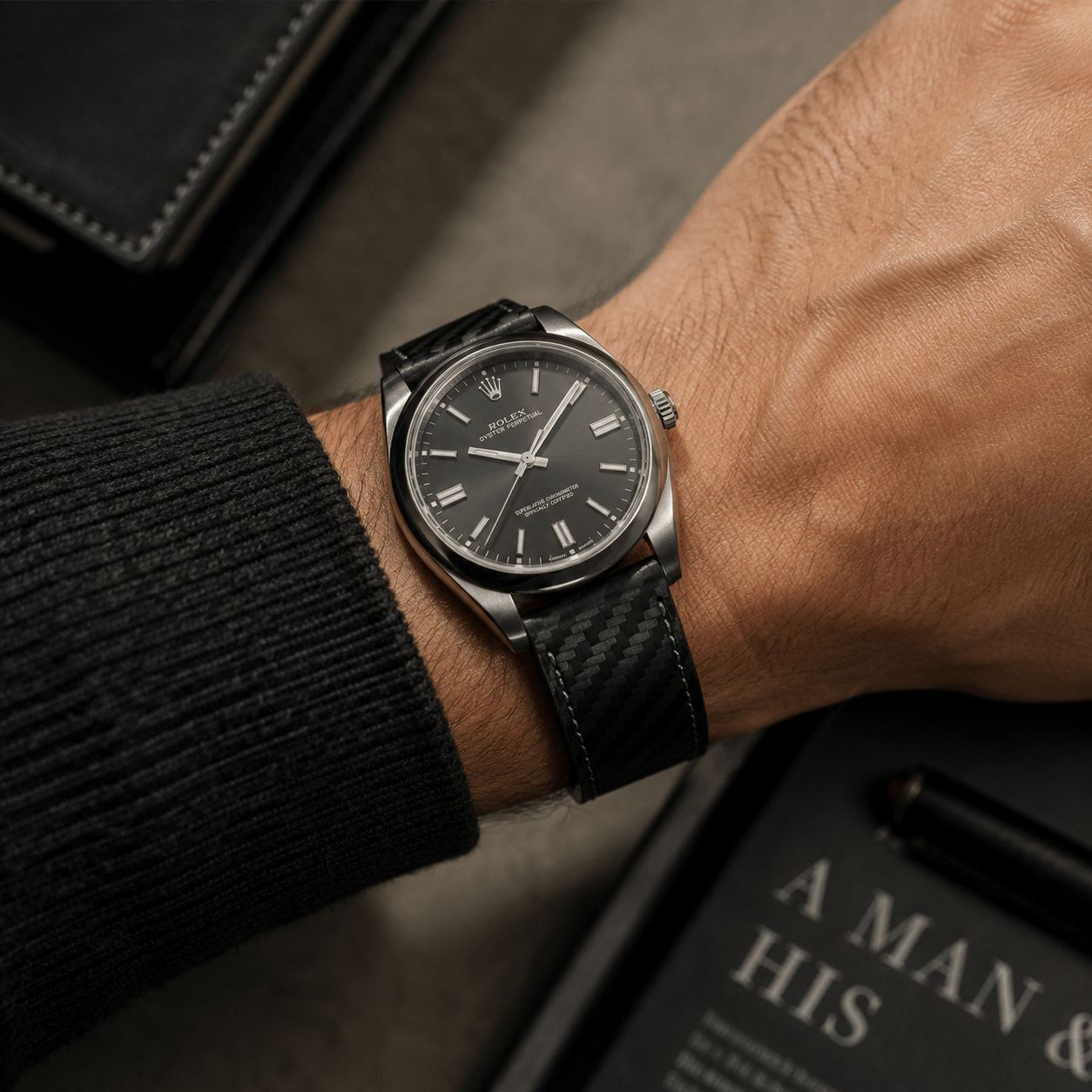 HydraCarbon - Wasserfestes Pan Band in Carbon Optik auf Handgelenk mit Uhr