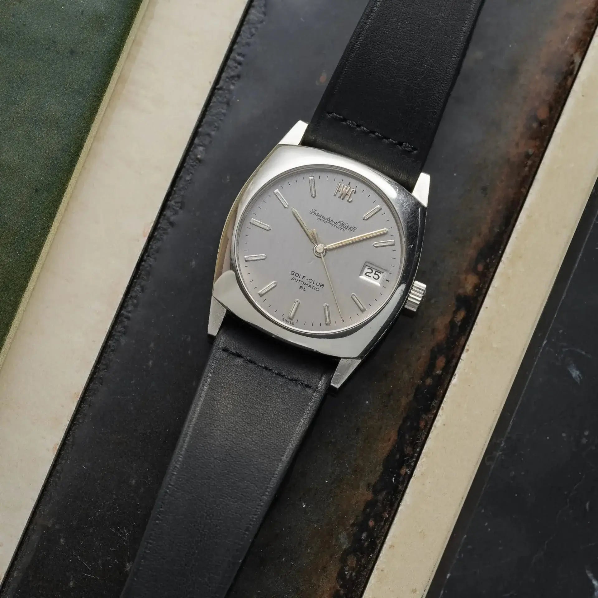 Paris – Uhrenarmband aus Barenia-Leder von Haas um eine Uhr von Jaeger-LeCoultre Reverso.
