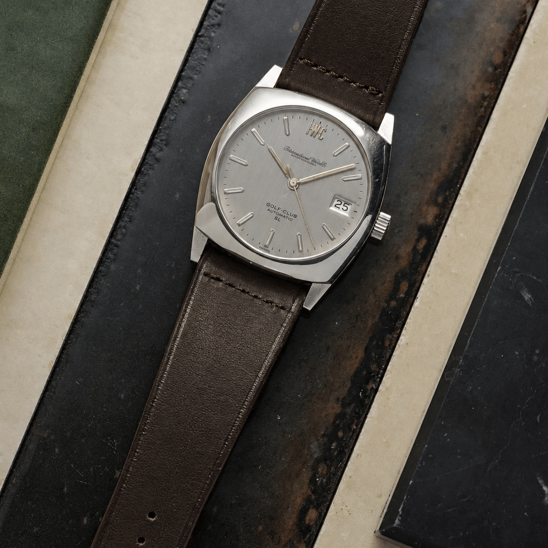 Paris – Uhrenarmband aus Barenia-Leder von Haas an einer Golfer-Uhr mit silbernem Zifferblatt