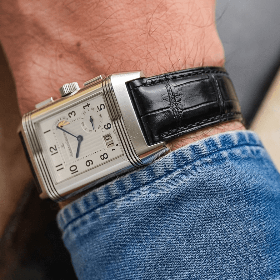 Full Cut bombiert – Armband aus vollflächigem Louisiana-Alligatorleder an einem Handgelenk mit einer eleganten Uhr.