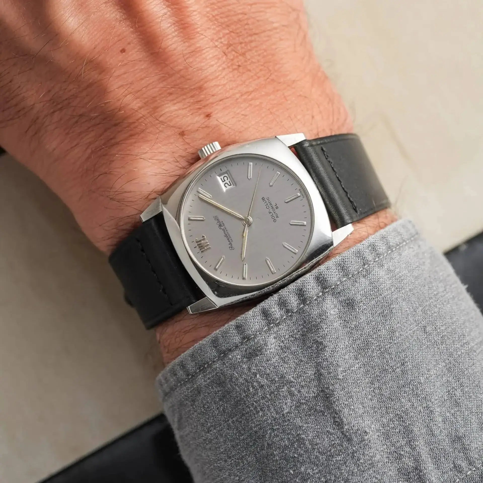 Paris – Uhrenarmband aus Barenia-Leder von Haas an einer IWC Jaeger Le Coultre Reverso Uhr.
