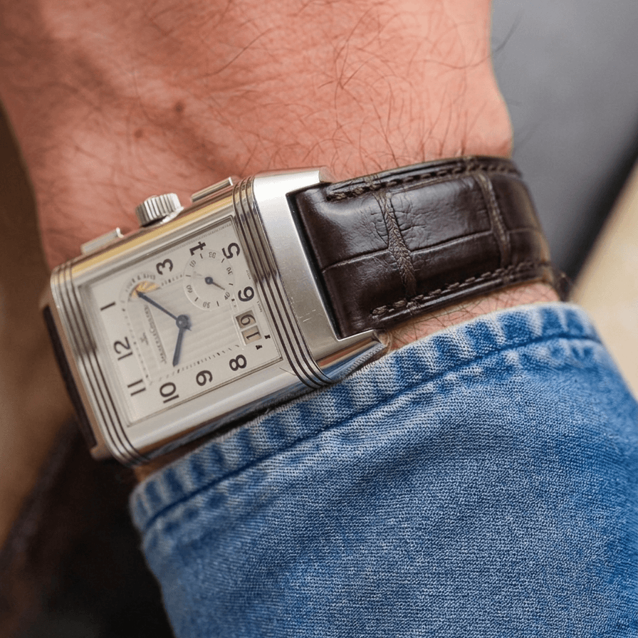 Vollflächiges Armband aus Louisiana-Alligatorleder – Full Cut bombiert an einer eleganten Uhr.