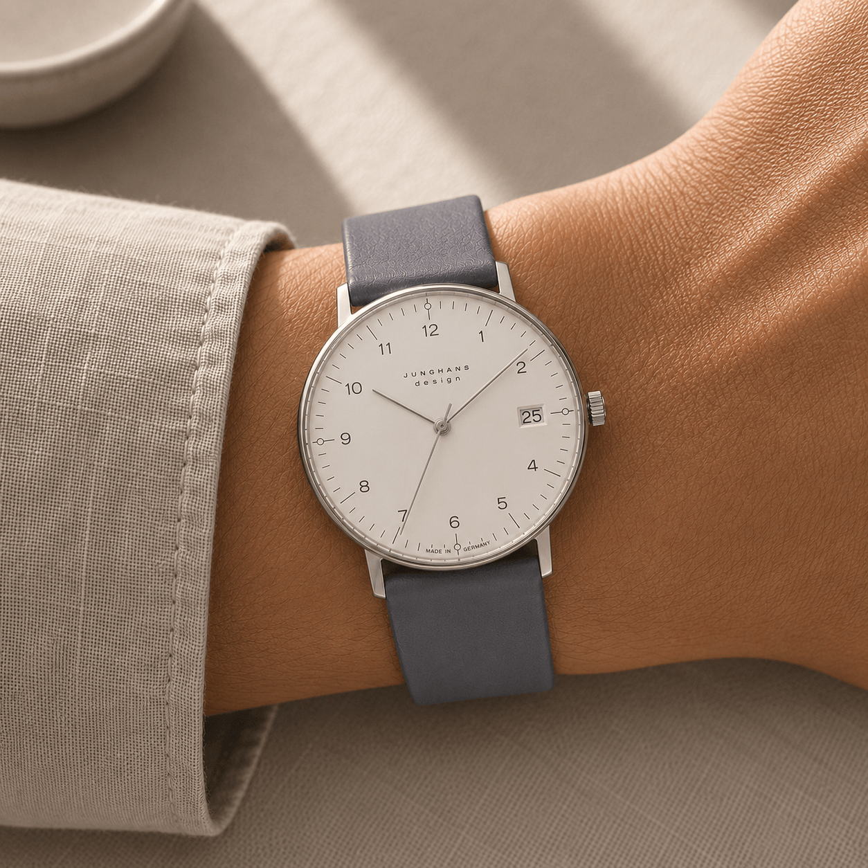 junis-kalbleder-uhrenarmband-in-17mm-an-junghans-max-bill-uhr-mit-silbernem-gehaeuse-und-grauem-armband