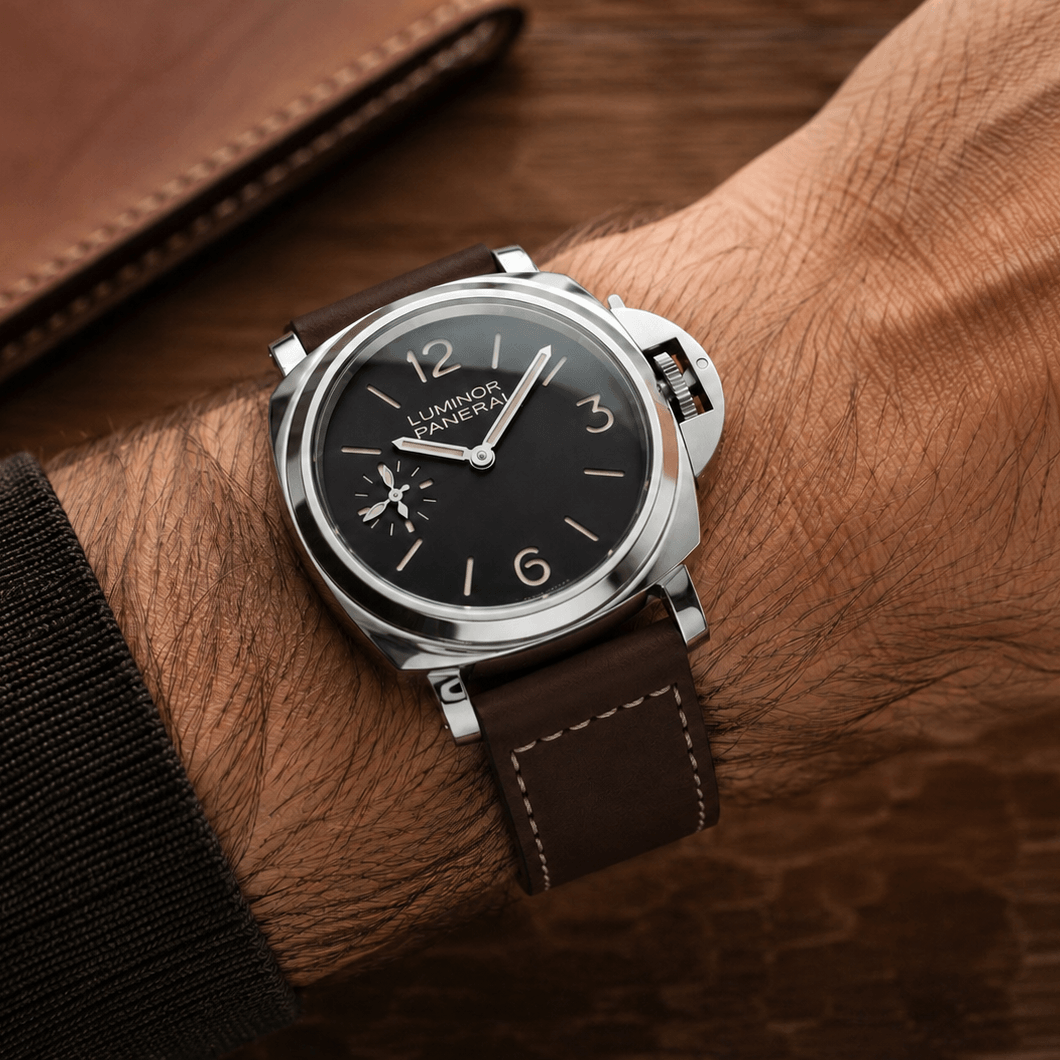 Snow Calf – Vintage Lederarmband passend für Panerai auf einem Handgelenk mit Luminor Uhr.