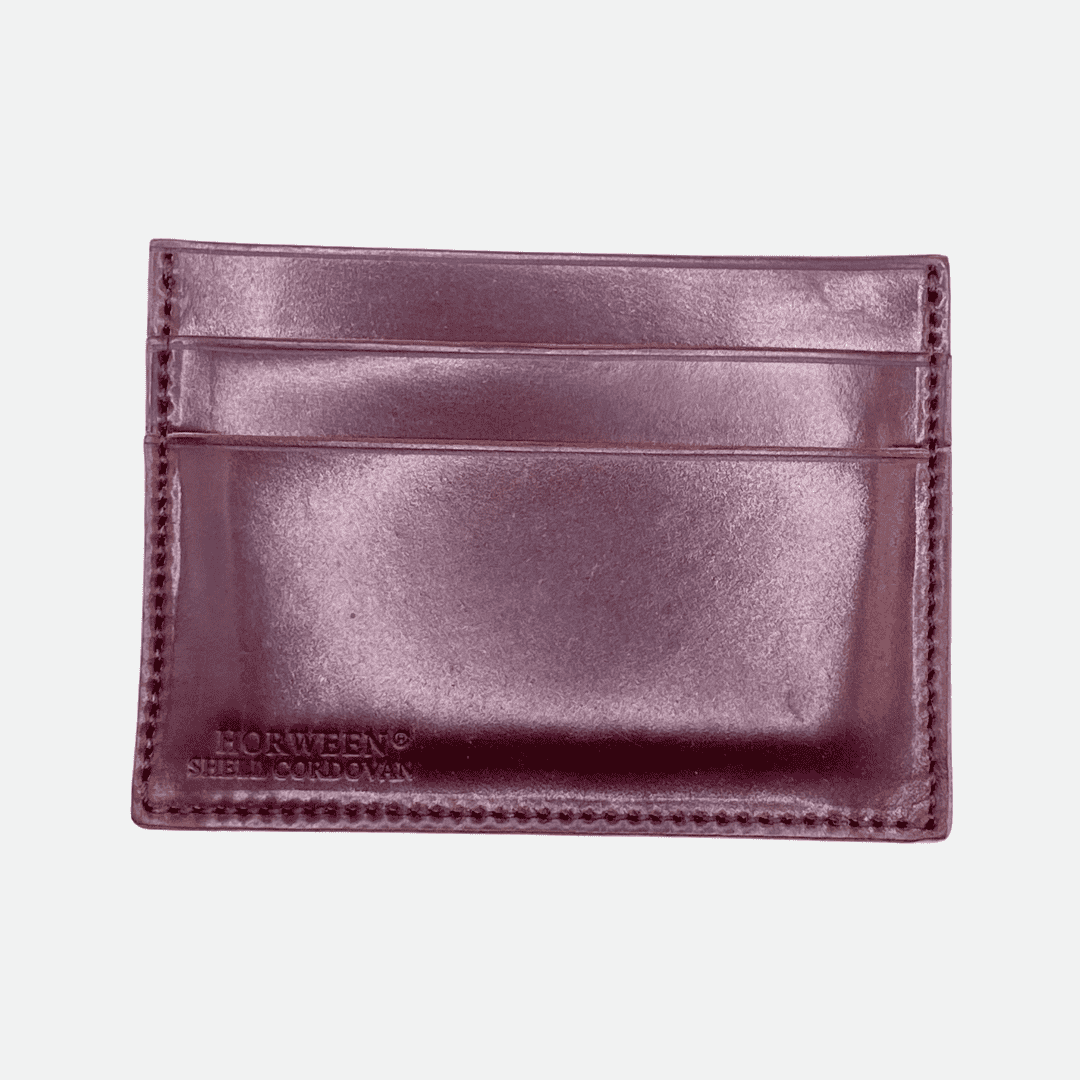 Kreditkartenetui aus Horween Shell Cordovan, Freisteller, hochwertiges und langlebiges Accessoire aus exklusivem Leder