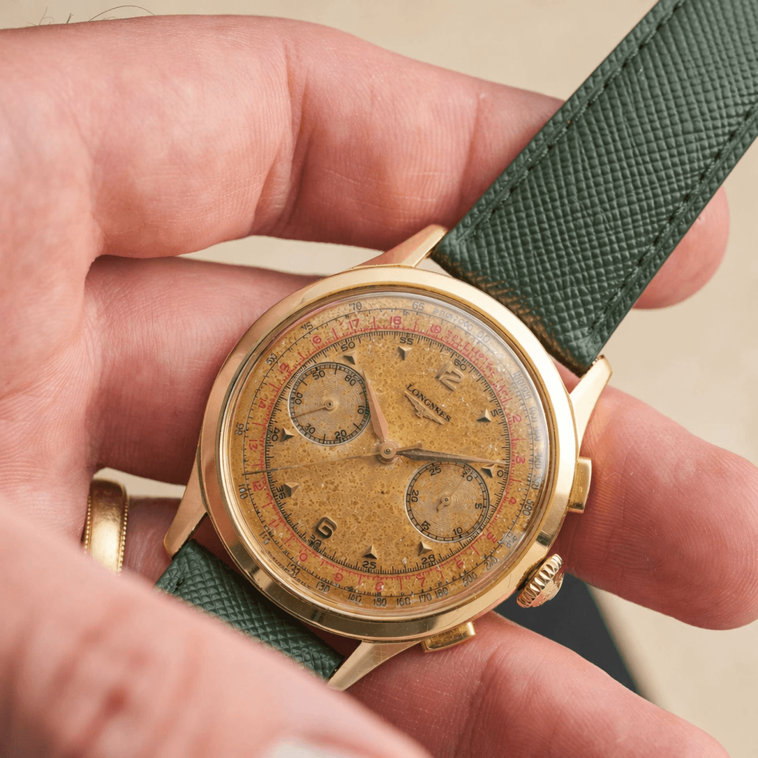 Saffiano – Uhrenarmband mit charakteristischer Saffiano Kreuzprägung an Longines Vintage Gold Chronograph Uhr.