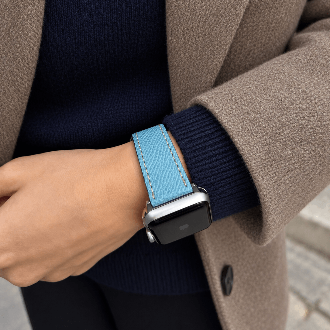 Luxuriöses Apple Watch Lederarmband Damen Cupertino Hellblau am Handgelenk, ideal für stilbewusste Frauen.