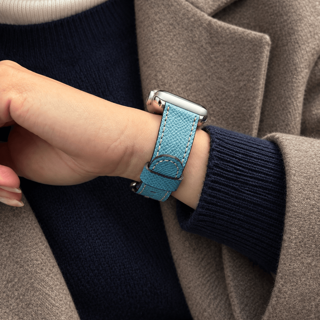 Luxuriöses Apple Watch Lederarmband Damen Cupertino Hellblau am Handgelenk getragen, hochwertig und stylisch.