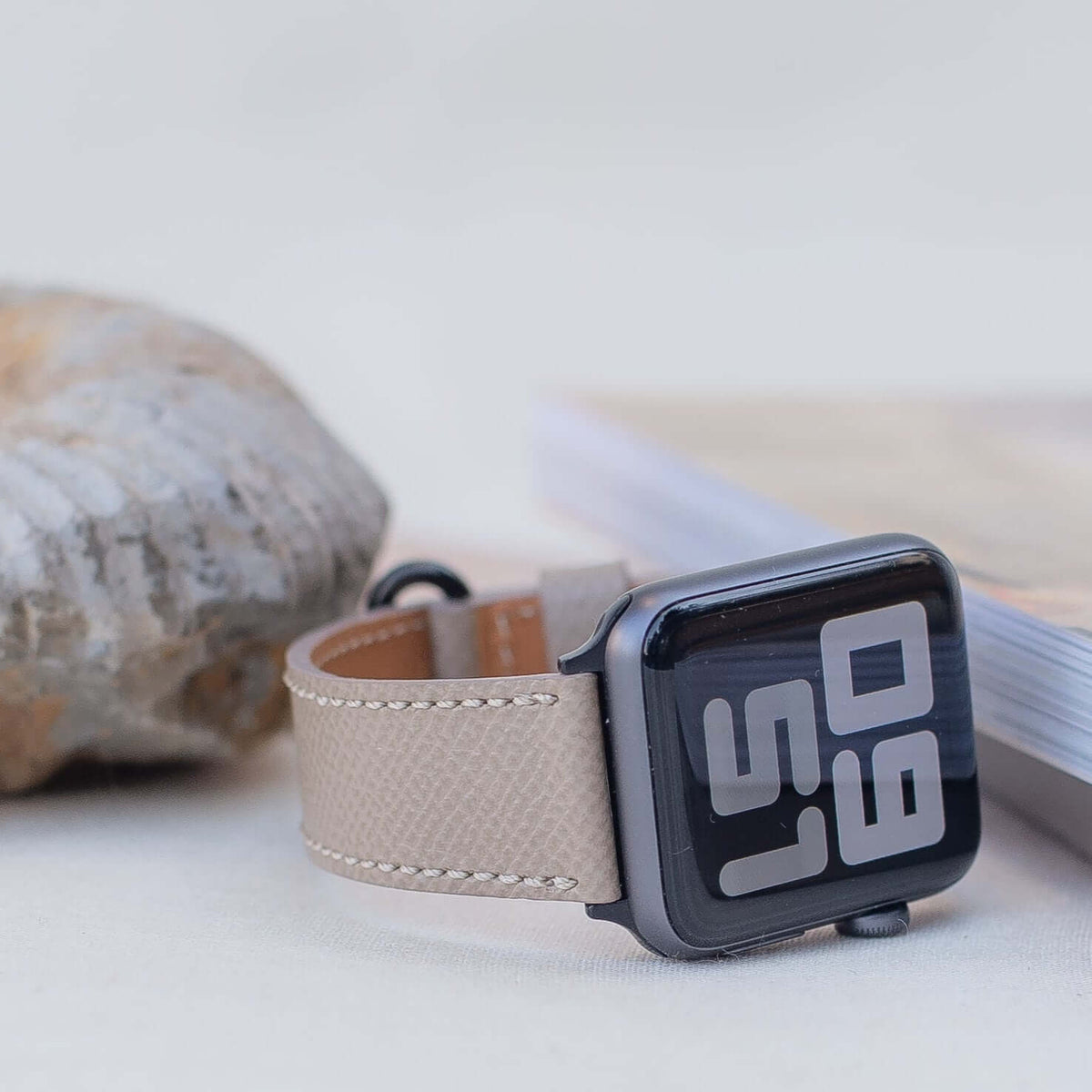 Luxuriöses Apple Watch Lederarmband Damen Cupertino Taupe aus Epsom Kalbleder von FLUCO, edles und elegantes Design in Taupe.