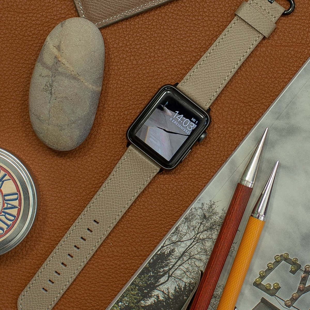 Luxuriöses Apple Watch Lederarmband Damen Cupertino Taupe aus Epsom Kalbleder, Display einer Apple Watch, elegante Design-Elemente