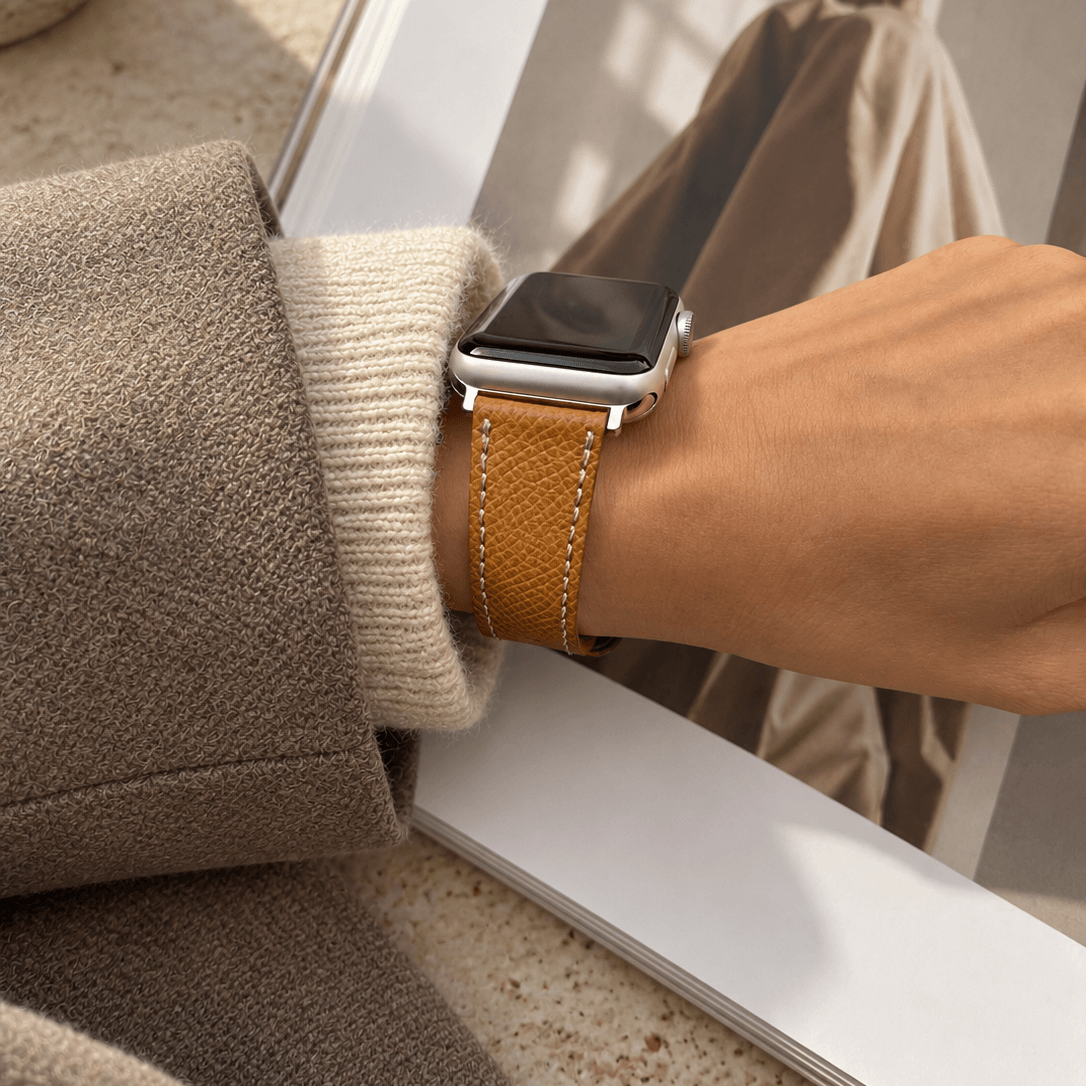 Luxuriöses Apple Watch Lederarmband Damen Cupertino Hellbraun an einem Handgelenk, hochwertiges Leder, Luxus Apple Watch Armband made in Germany.