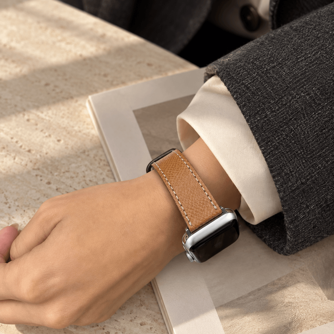Luxuriöses Apple Watch Lederarmband Damen Cupertino Hellbraun am Handgelenk mit elegantem Look.