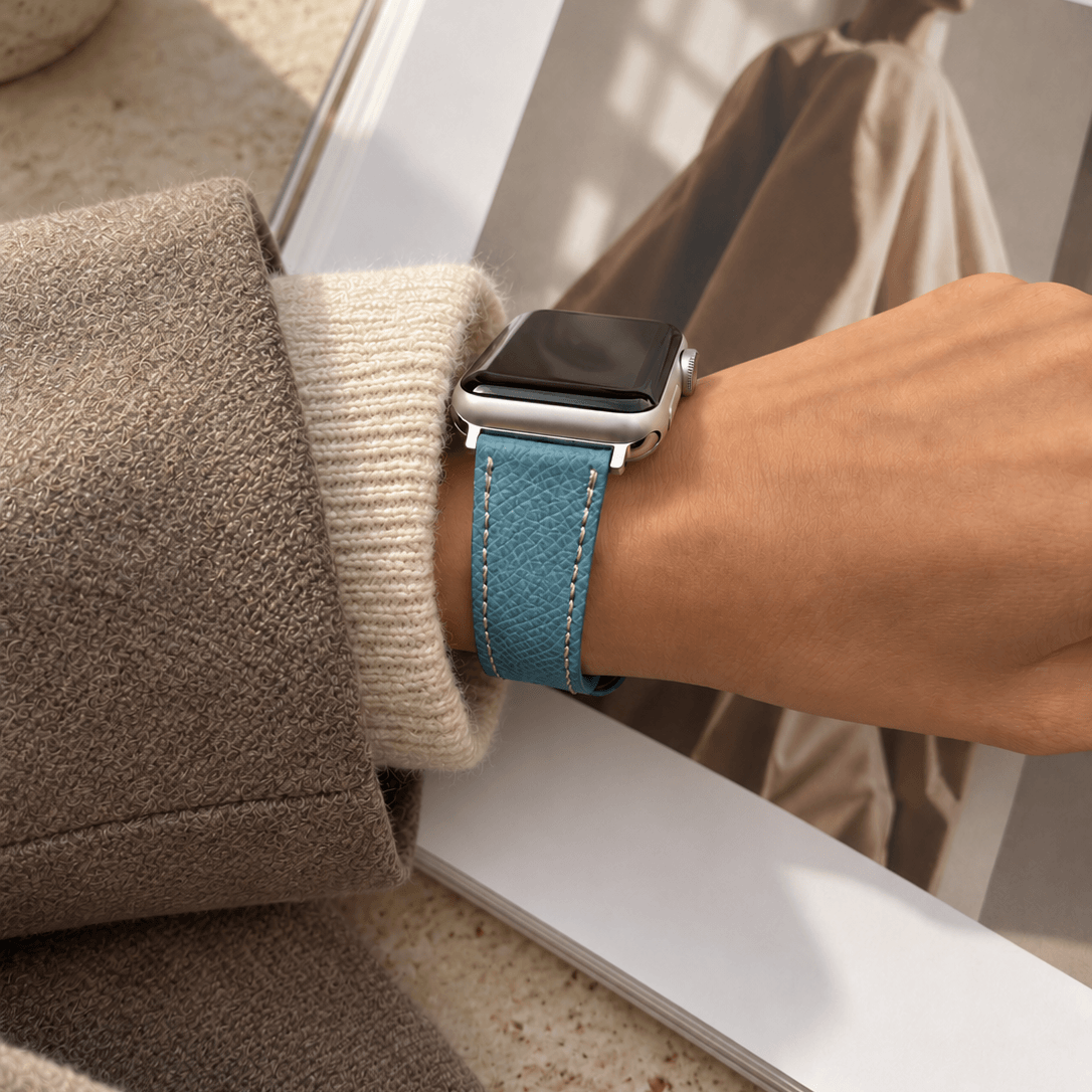 Luxuriöses Apple Watch Lederarmband Damen Cupertino Hellblau am Handgelenk mit edler Optik und hochwertigem Epsom Kalbleder.