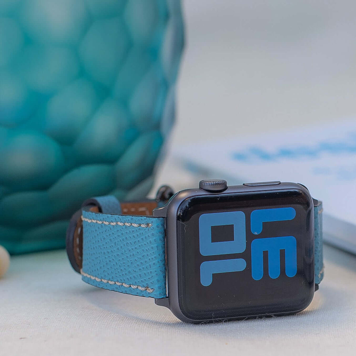 Luxuriöses Apple Watch Lederarmband Damen Cupertino Hellblau aus Epsom Kalbleder, elegante Optik, feminine hellblaue Note.