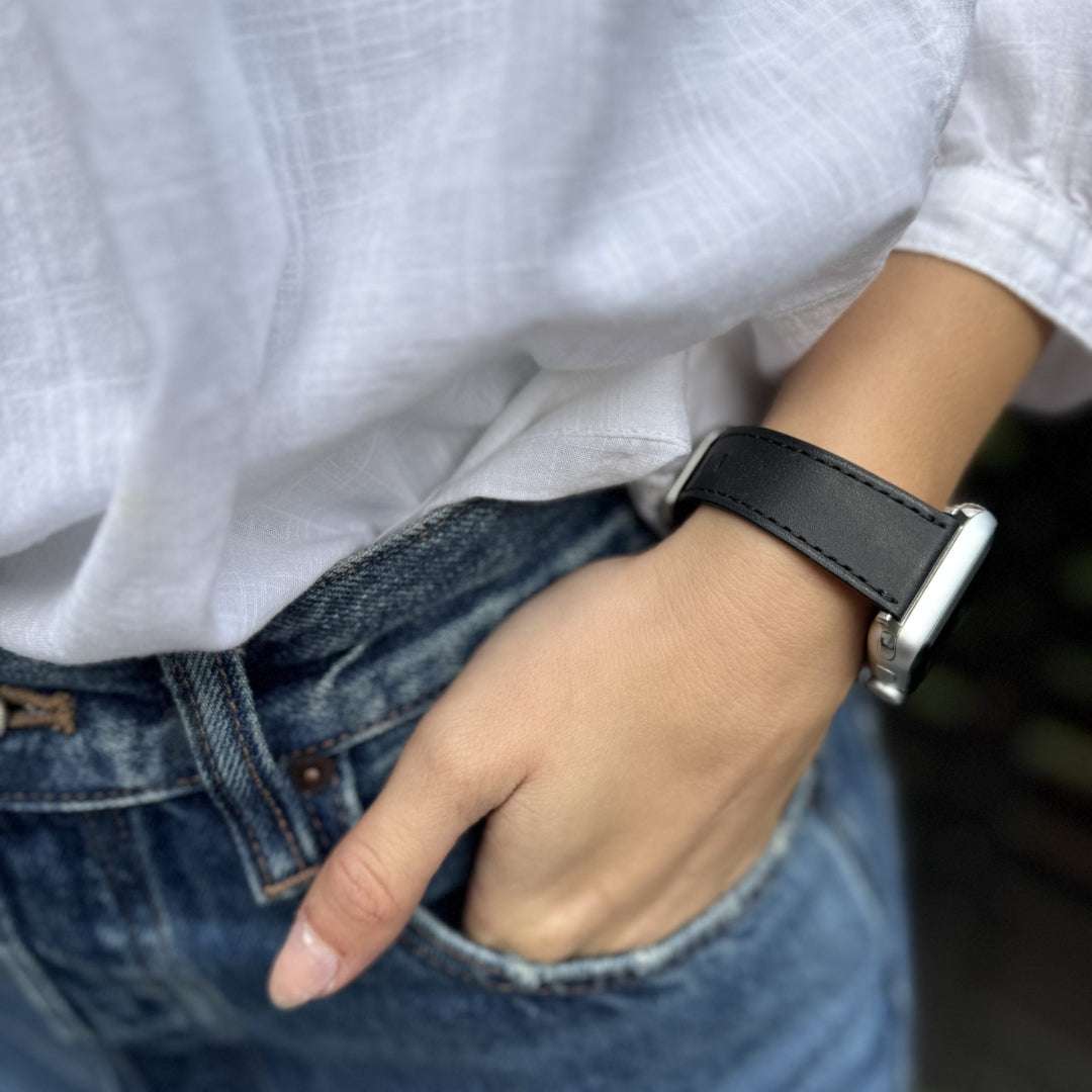 Luxus Apple Watch Armband aus Glattleder Hermes Barenia – Schrägansicht des exklusiven Armbands am Handgelenk, strapazierfähiges und elegantes Glattleder, ideal für Apple Watch