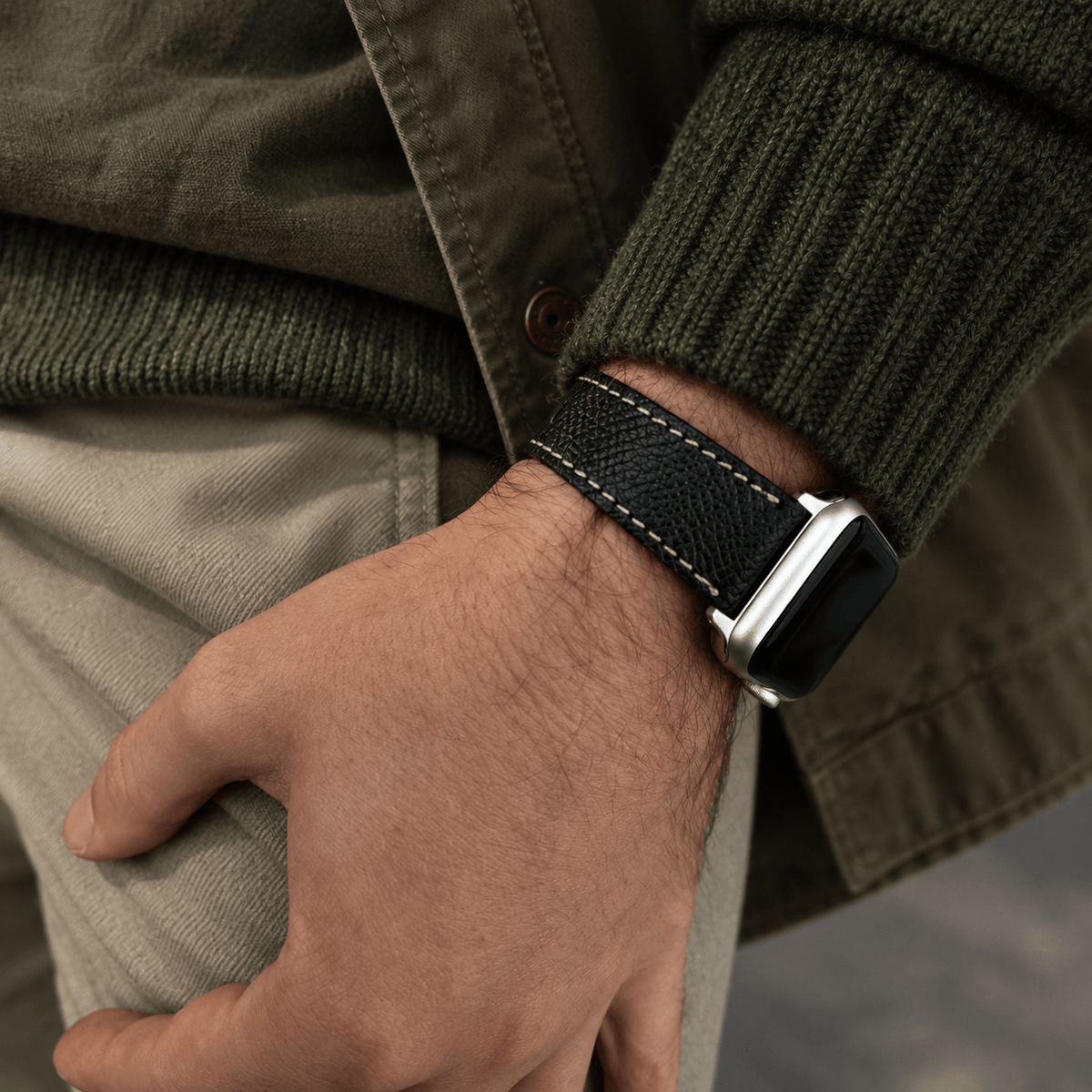 Luxuriöses Apple Watch Lederarmband Damen Cupertino Schwarz am Handgelenk, hochwertig und im Luxus-Design, made in Germany.