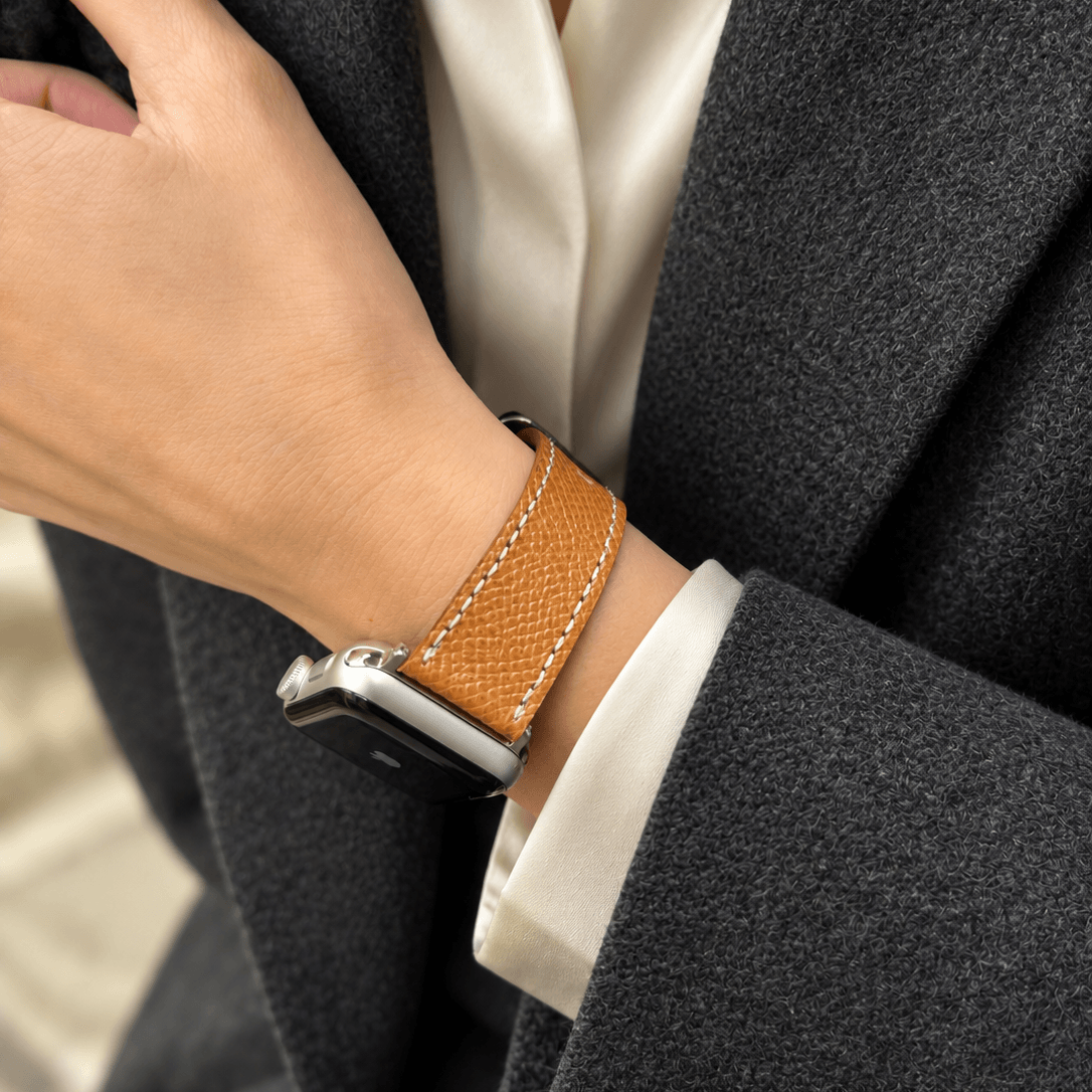 Luxuriöses Apple Watch Lederarmband Damen Cupertino Hellbraun in hochwertigem Epsom Kalbleder getragen.