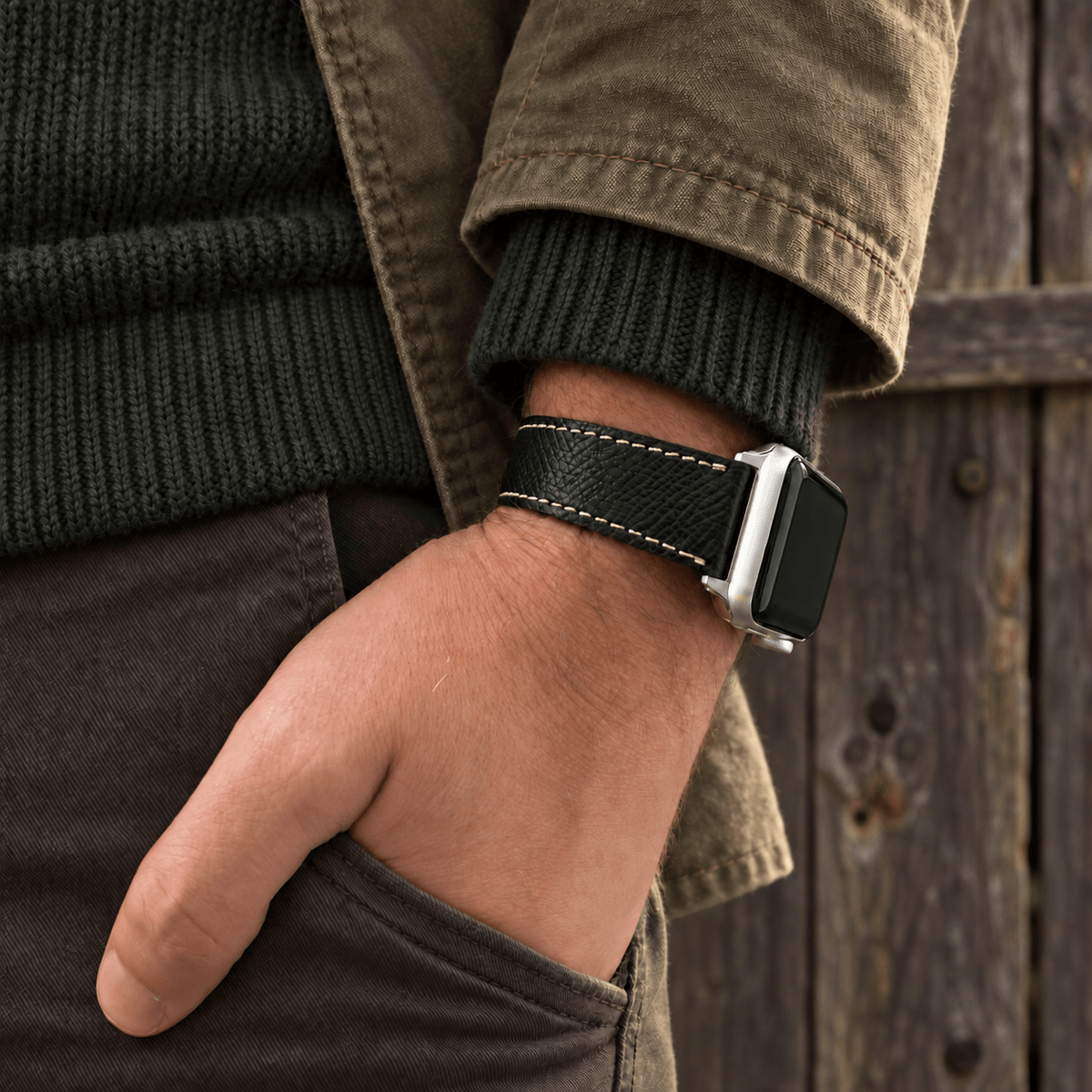Luxuriöses Apple Watch Lederarmband Damen Cupertino Schwarz am Handgelenk eines Mannes, hochwertig und stilvoll.