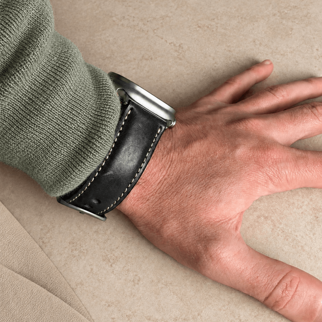 Apple Watch Lederarmband Casablanca – Schwarz am Handgelenk, rustikales apple watch armband bio gegerbt in edlem Design.