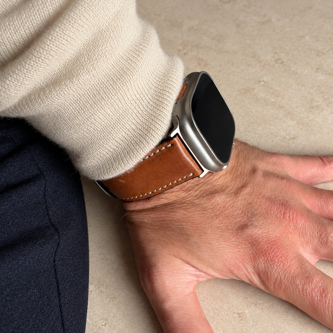 Apple Watch Lederarmband Casablanca – Hellbraun an einem Handgelenk mit rustikalem Look und bio gegerbtem Leder.