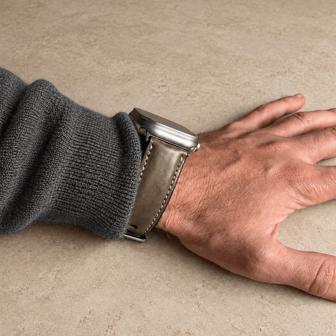 Apple Watch Lederarmband Casablanca – Olivegrün am Handgelenk mit Rustikalem Design und Bio gegerbtem Leder.