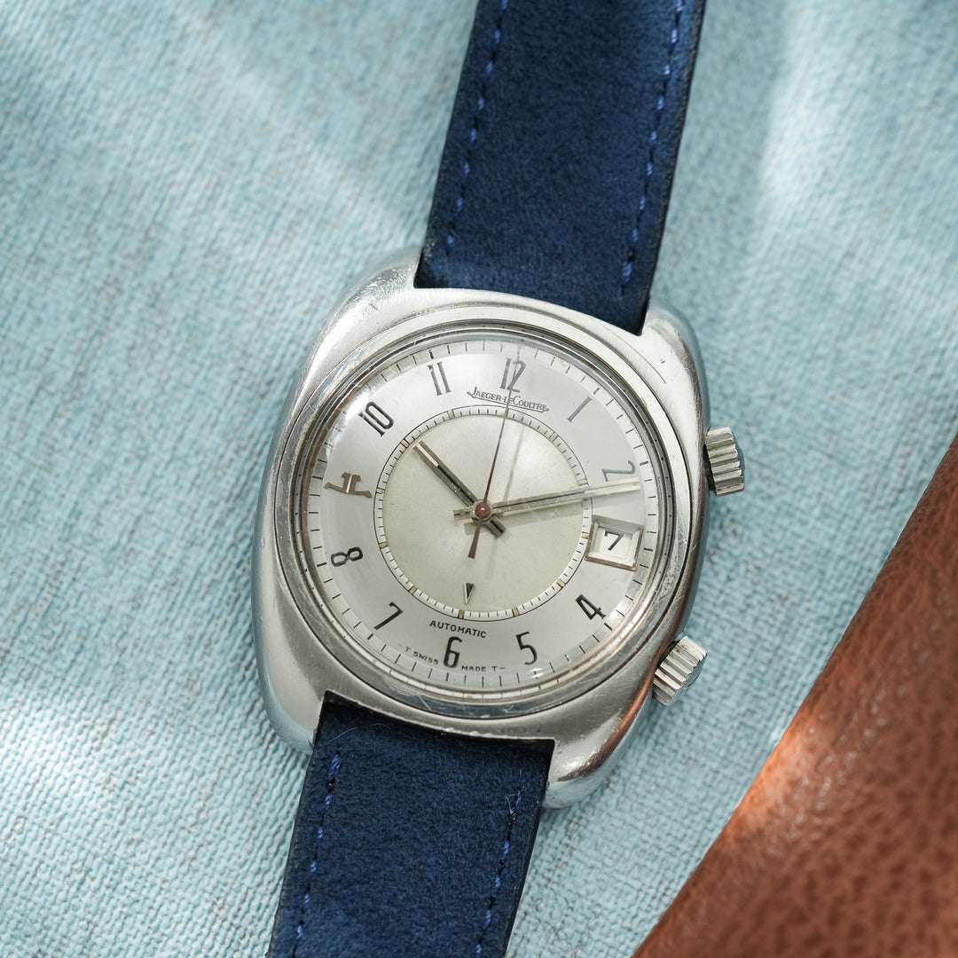 Marineblaues Alcantara Uhrenarmband an Jaeger-LeCoultre Uhr – Detailaufnahme der Uhr mit hochwertigem, strapazierfähigem Alcantara Mikrofaser-Armband, Made in Germany, veganes Design für elegante und sportliche Uhren