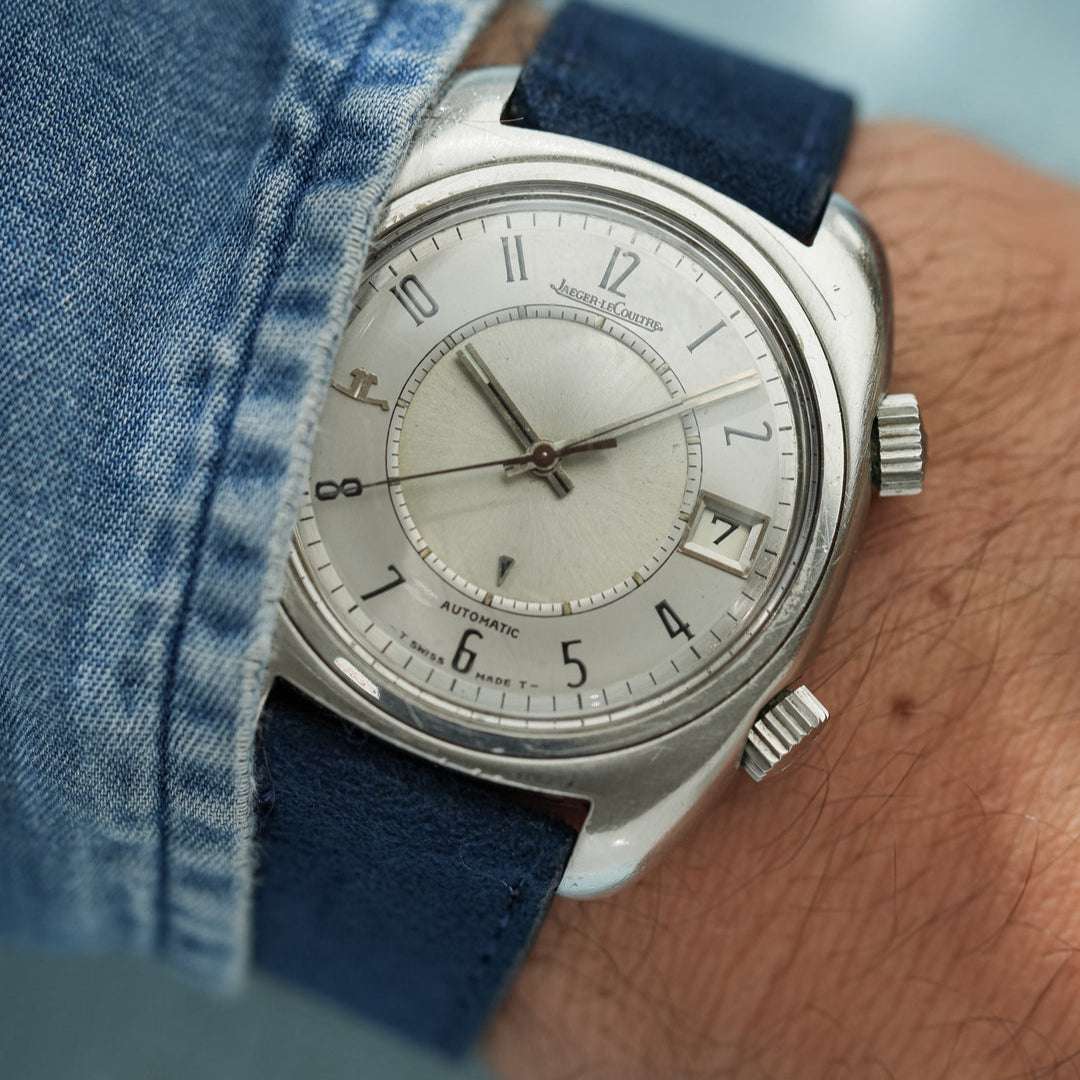 Marineblaues Alcantara Uhrenarmband an Jaeger-LeCoultre Uhr – Seitenansicht der Uhr mit strapazierfähigem Mikrofaser-Armband, perfektes veganes Design für luxuriöse und sportliche Uhren, Made in Germany

