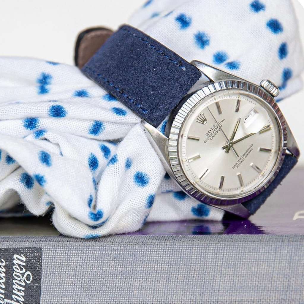 Marineblaues Nizza Velourslederarmband an einer Rolex Datejust, das die elegante Farbkombination und die edle Verarbeitung des Armbands sowie die klassische Uhr betont.
