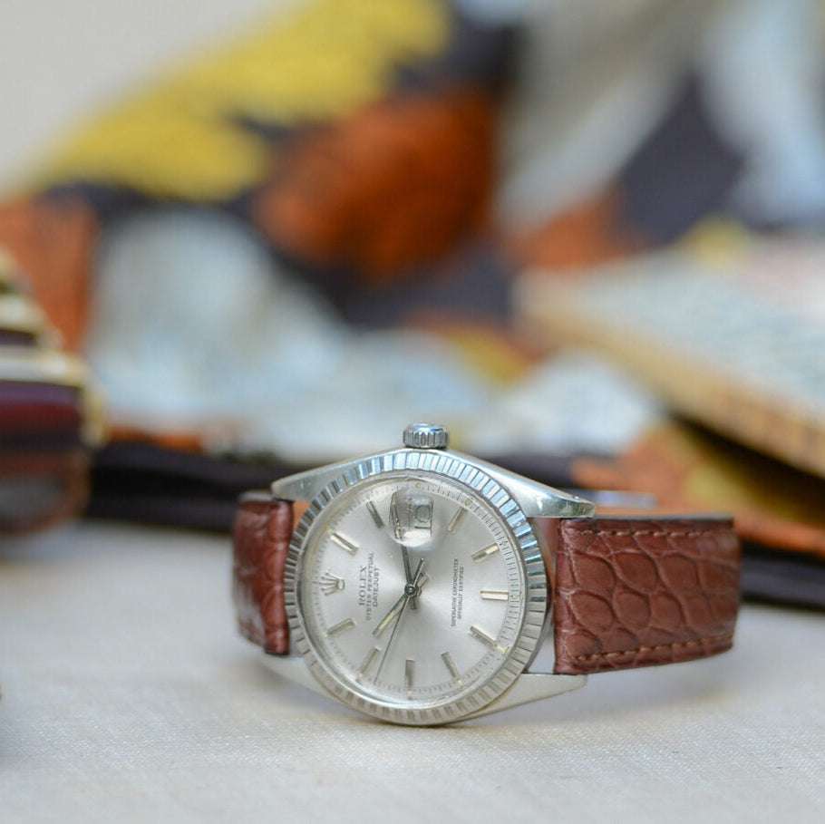 Mittelbraunes Kroko Alligator Uhrenarmband an Rolex Datejust – Detailaufnahme der Rolex Datejust Uhr mit elegantem mittelbraunem Kroko Alligatorarmband, perfekt für luxuriöse Zeitmesser