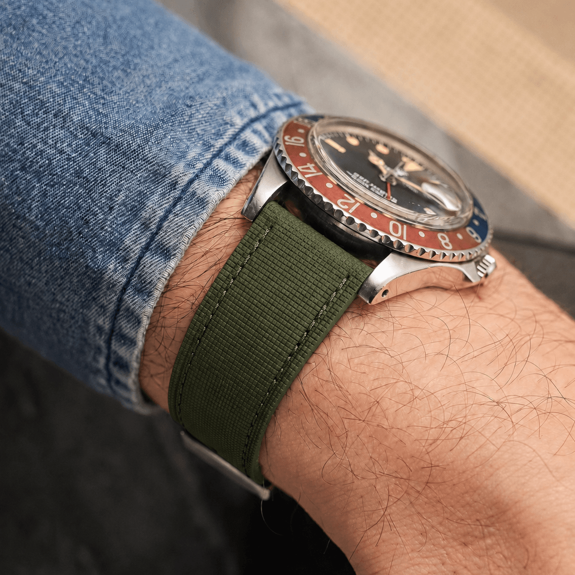 Monaco – Faltschließen Uhrenarmband aus FKM Kautschuk an einer Uhr mit Pepsi-Lünette, stilvolles Design.