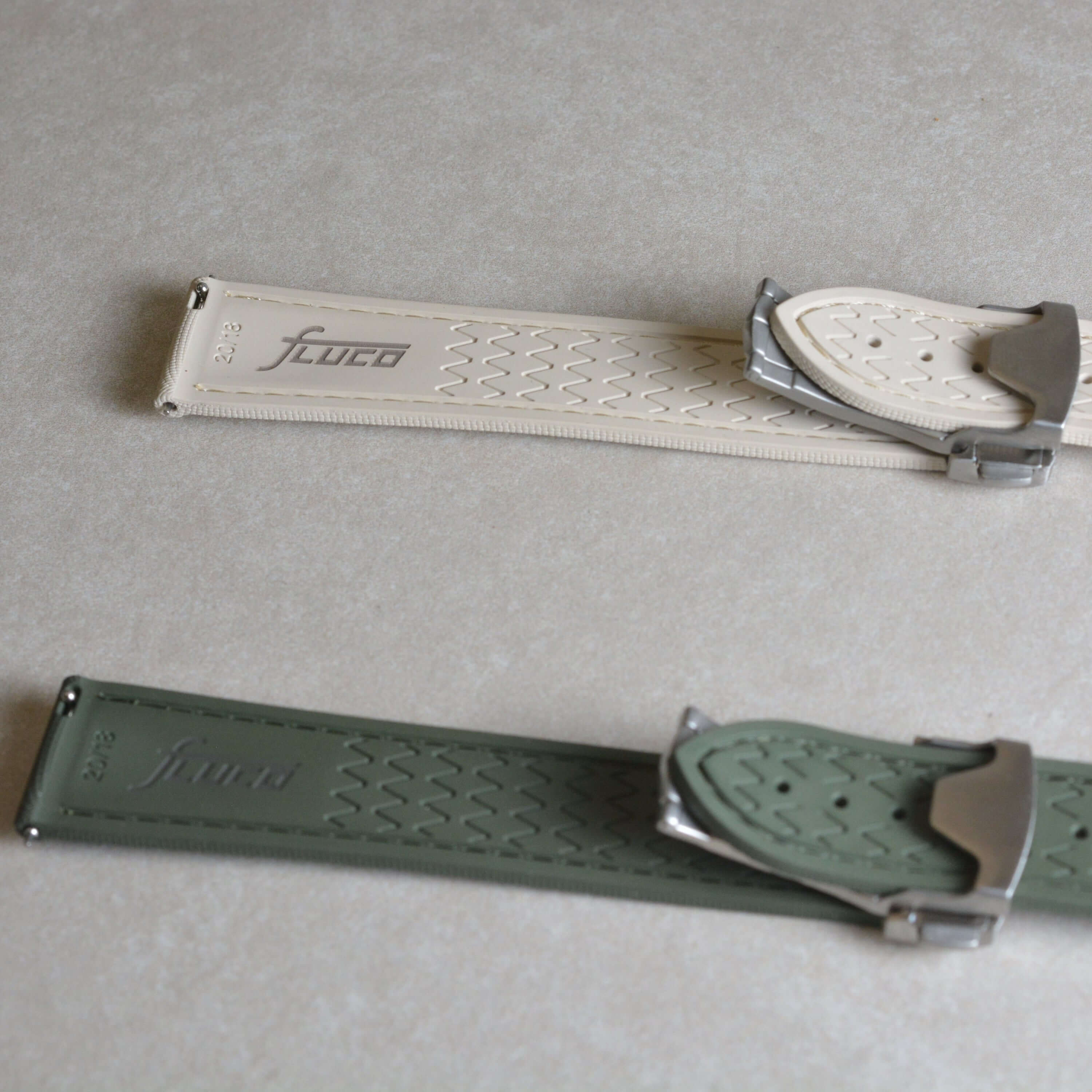 Monaco – Faltschließen Uhrenarmband aus FKM Kautschuk in Beige und Grün mit stabiler Schliesse.