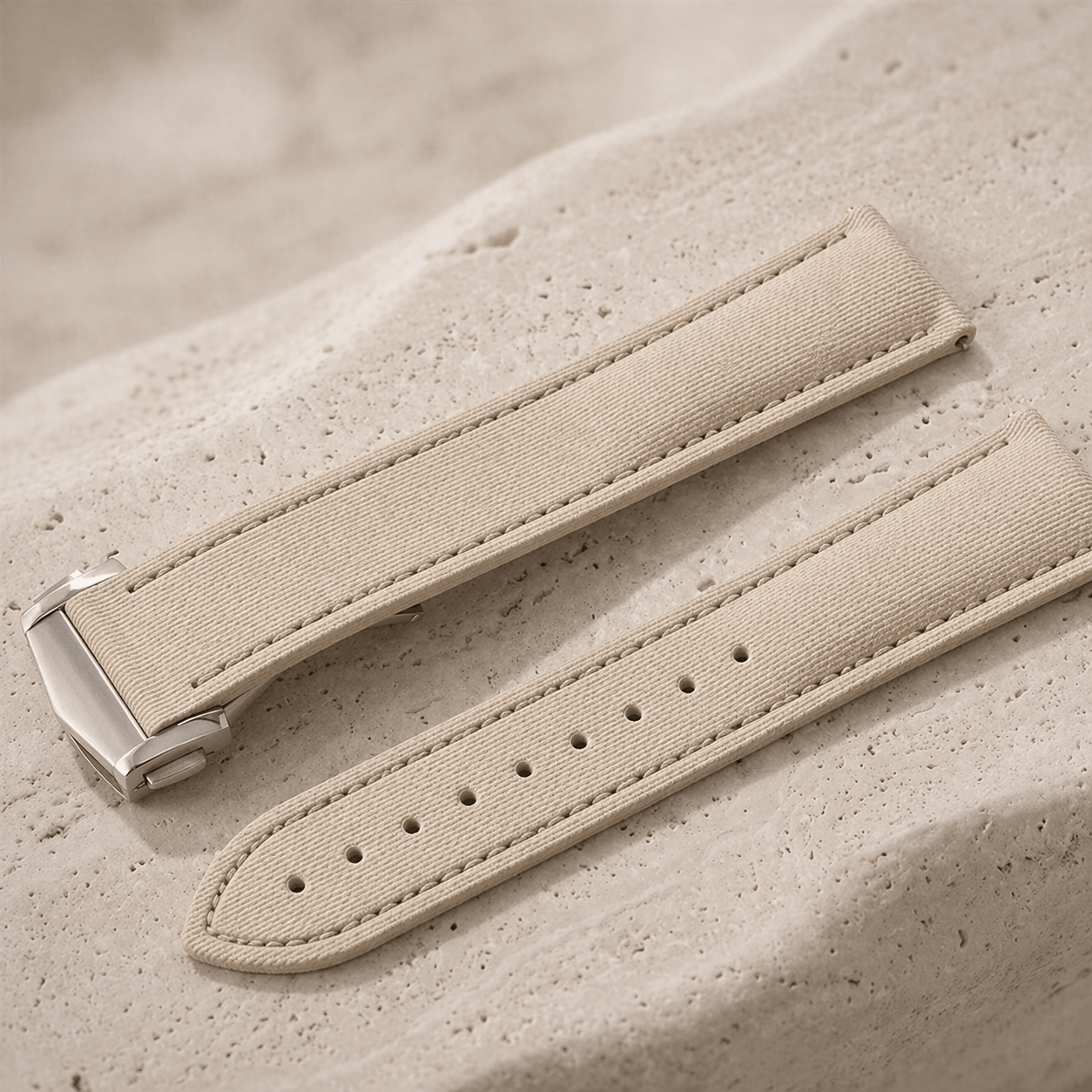 Monaco – Faltschließen Uhrenarmband aus FKM Kautschuk auf beigem Untergrund, minimalistisch und modern.