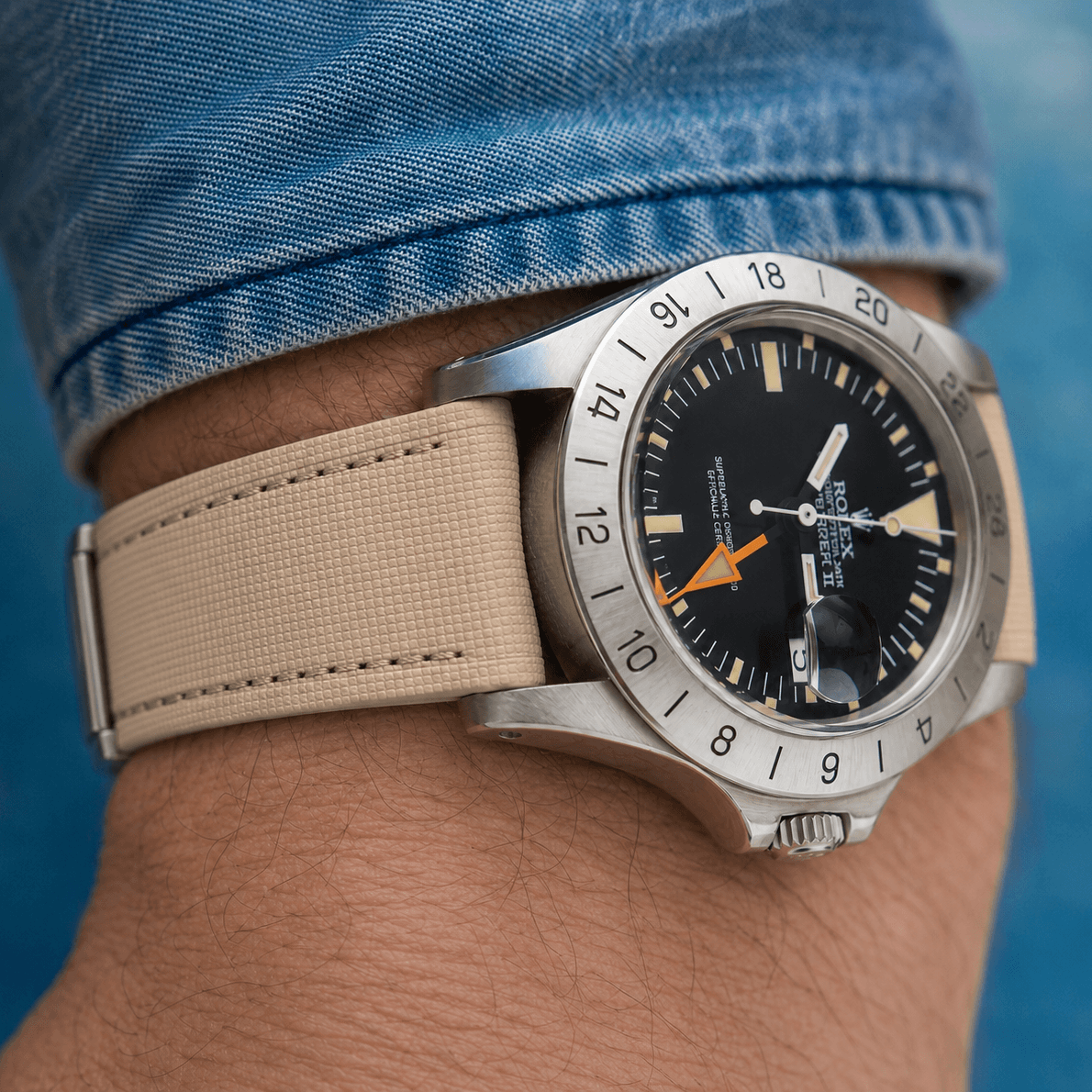 Monaco – Faltschließen Uhrenarmband aus FKM Kautschuk an einer Rolex Uhr mit beigem Kautschukband.