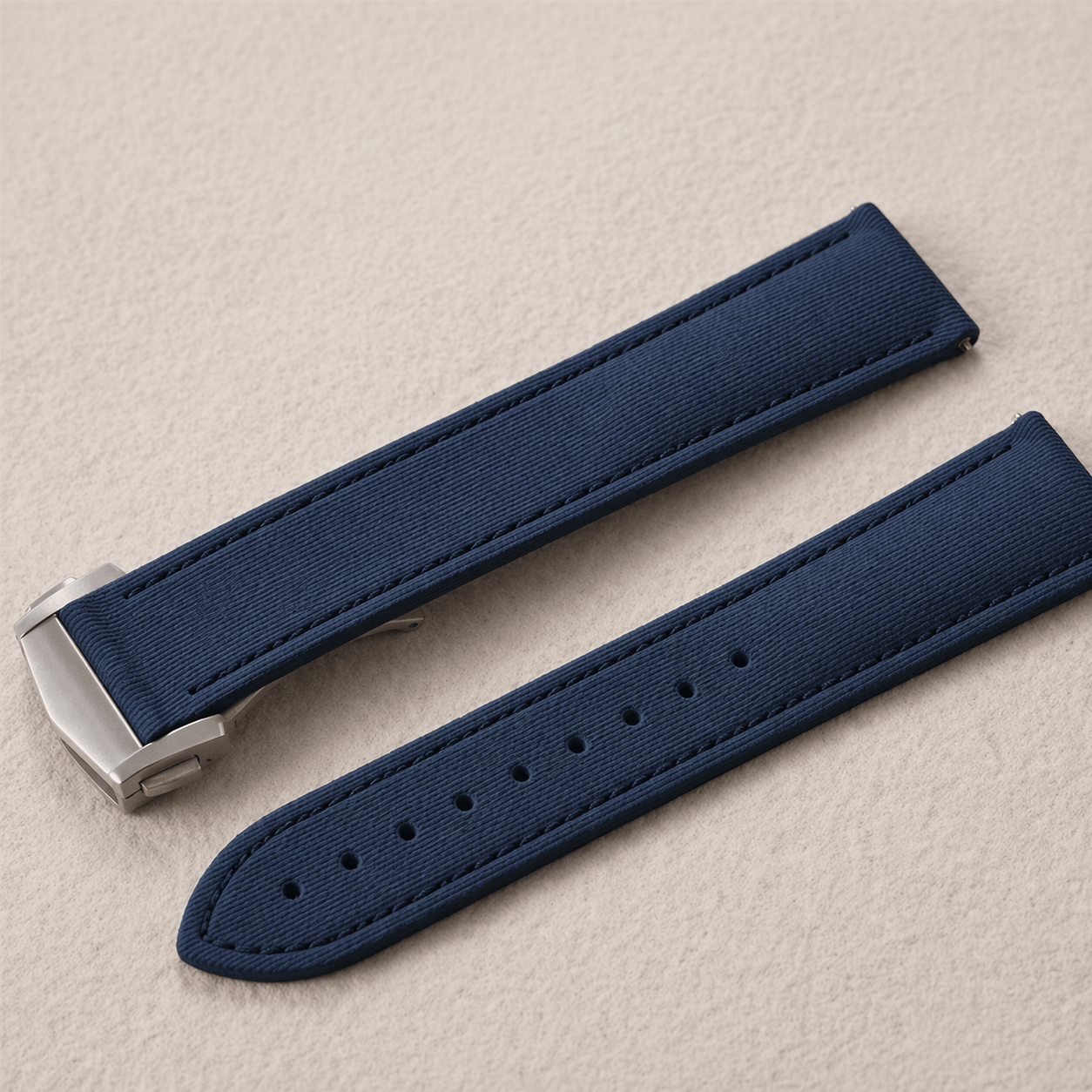 Monaco – Faltschließen Uhrenarmband aus FKM Kautschuk in navy mit edler Faltschließe.