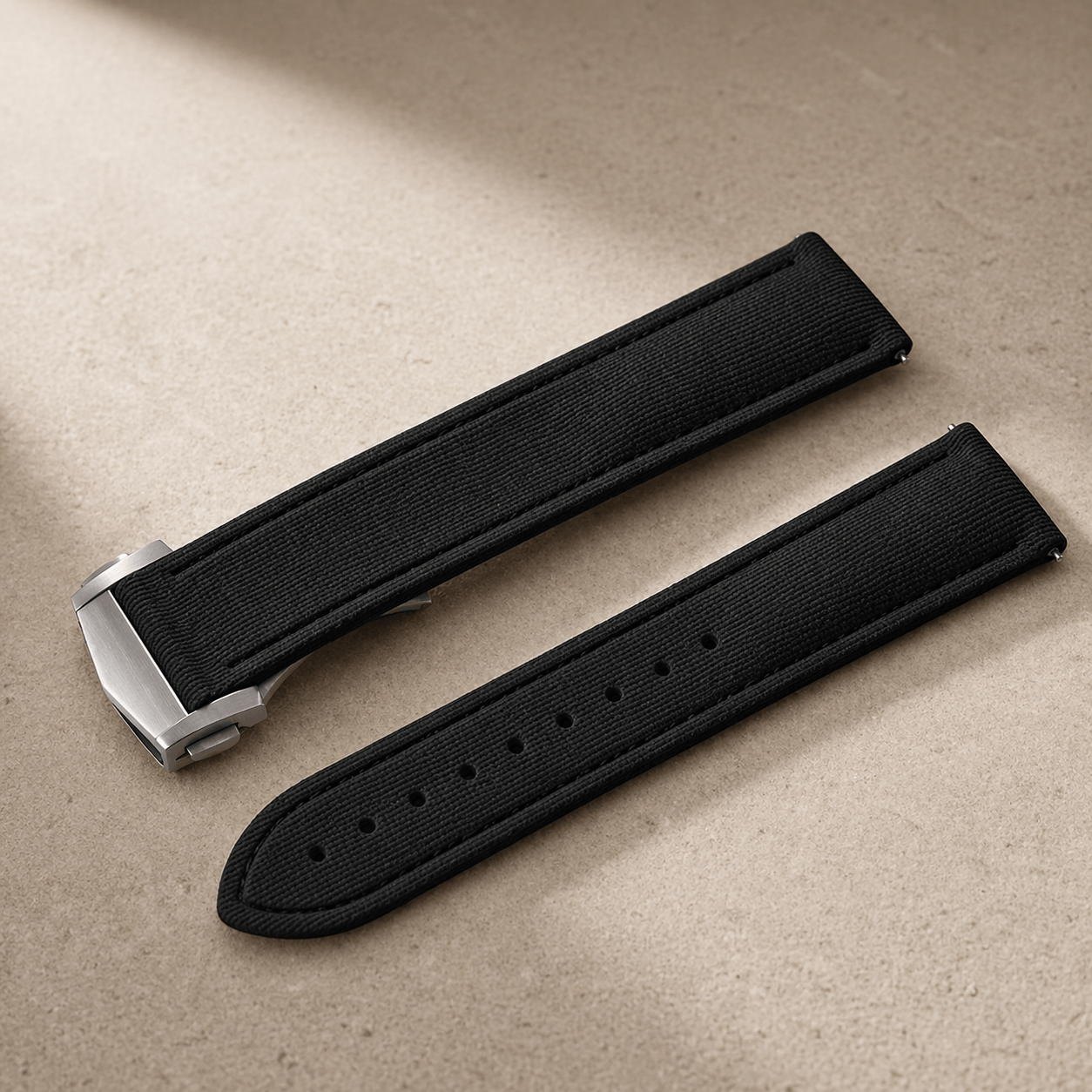 Monaco – Faltschließen Uhrenarmband aus FKM Kautschuk auf schwarzem Hintergrund, modern und minimalistisch.