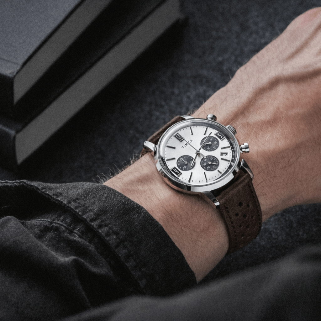 Monza – Uhrenarmband aus Leder im Racing-Stil mit Lochung am Handgelenk eines Mannes, sportlich-elegant und mit charakteristischer Lochung.