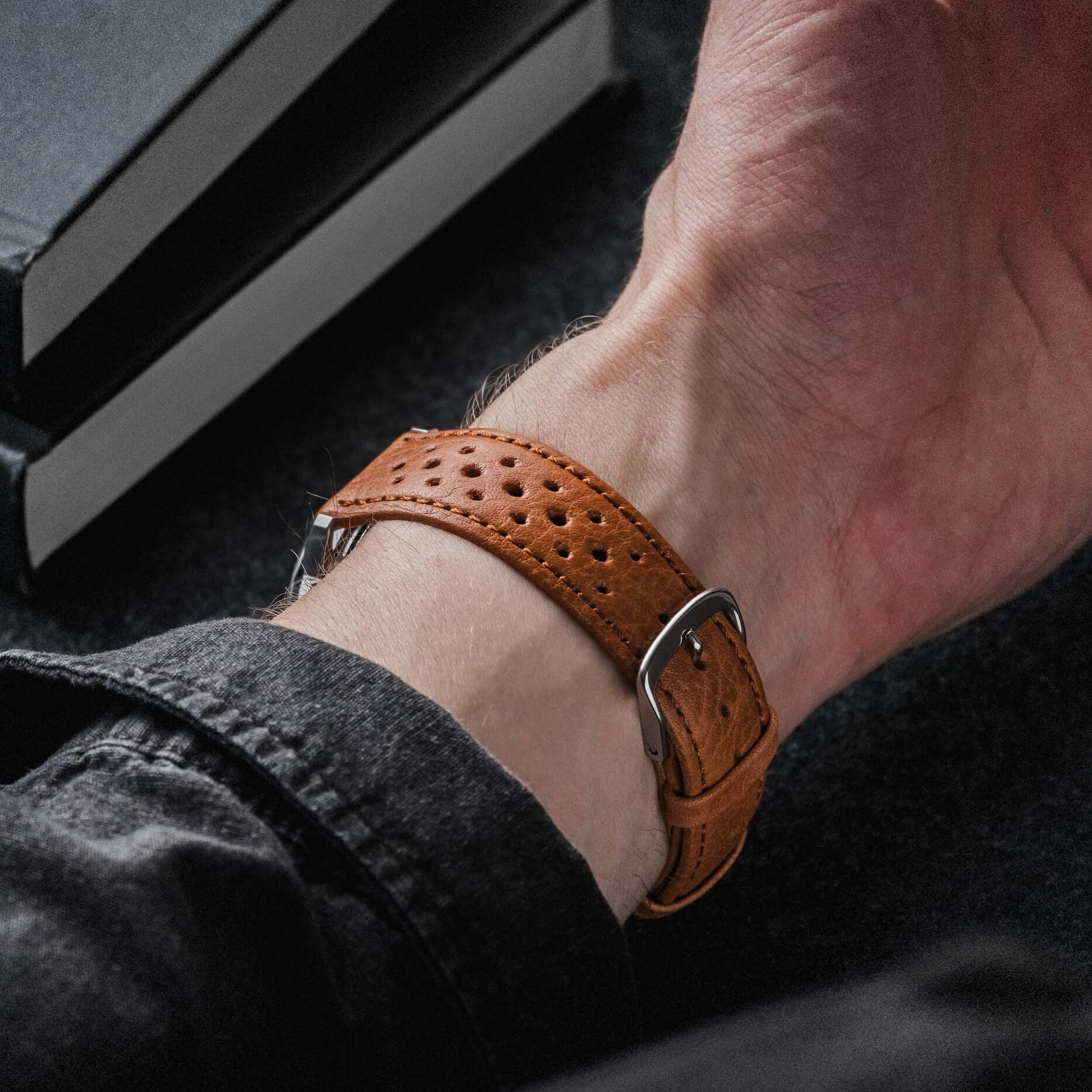 Monza – Uhrenarmband aus Leder im Racing-Stil mit Lochung, braunes Armband, getragen, sportliches Design, hochwertige Handwerkskunst.