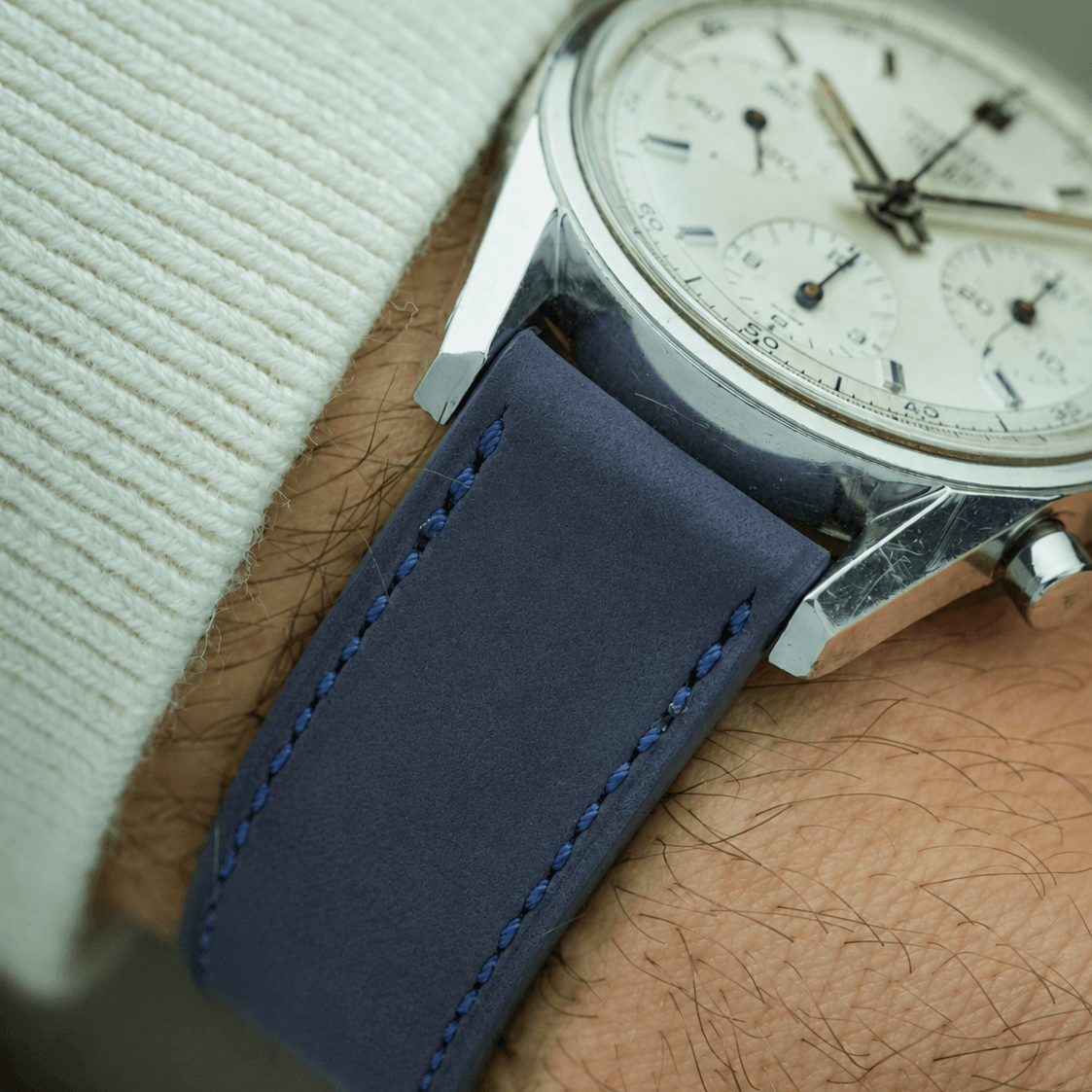 Mountain Bear – Uhrenarmband aus Nubukleder im Vintage-Stil an einem Handgelenk mit Uhr.