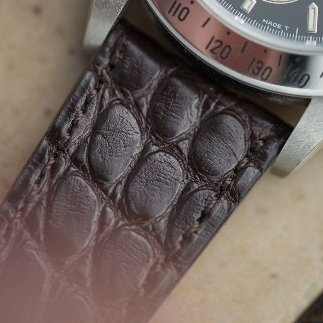 Nahaufnahme des bordeauxfarbenen Alligatorbandes 18/14mm – Detailaufnahme des hochwertigen, handgefertigten Alligatorlederarmbands, luxuriöse Krokodilprägung, strapazierfähig und ideal für die Rolex Oyster Perpetual Cosmograph