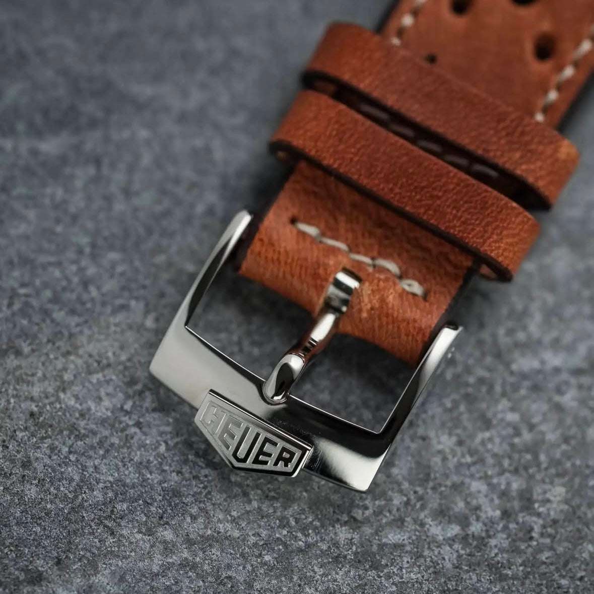 Nahaufnahme des hellbraunen Racing Horween Dublin Leder Uhrenarmbands – Detailaufnahme der Kanten und Textur des strapazierfähigen, handgefertigten Uhrenarmbands aus hochwertigem Horween Dublin Leder, das durch seine robuste Textur und edle Politur überzeugt