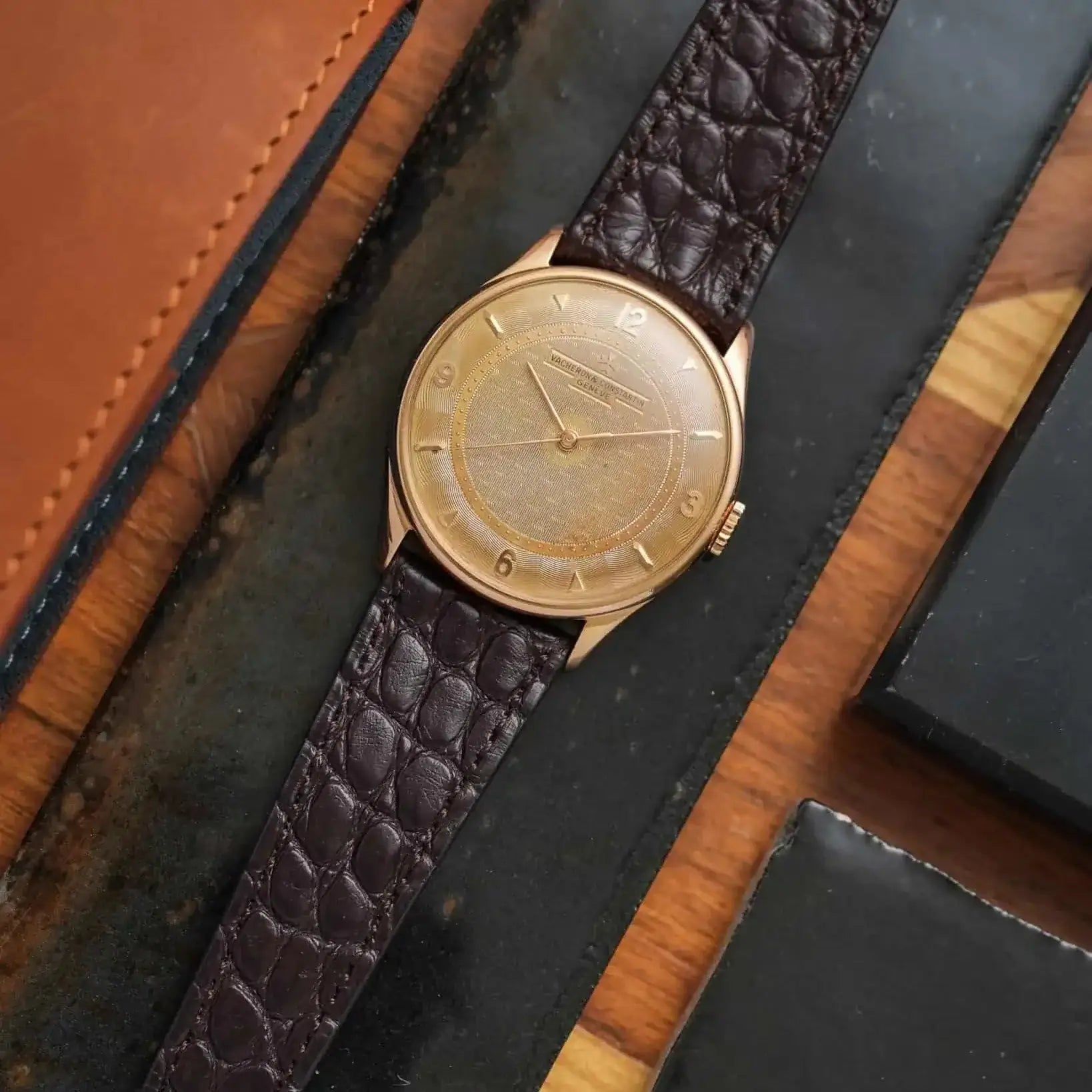 New Orleans – Flaches Uhrenarmband aus Louisiana-Alligatorleder an Vacheron Golduhr, luxuriöses Design und Nachhaltigkeit vereint.