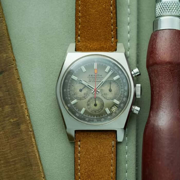 Nizza – Uhrenarmband aus feinem Wildleder an einer Zenith-Uhr mit Chronographen-Design.