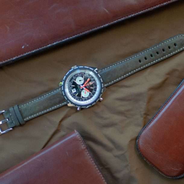 Olivegrünes 24mm Leder Vintage Uhrenarmband an Breitling Navitimer – Detailaufnahme der Breitling Navitimer Uhr mit strapazierfähigem olivegrünem Vintage Lederarmband, ideal für luxuriöse und sportliche Zeitmesser