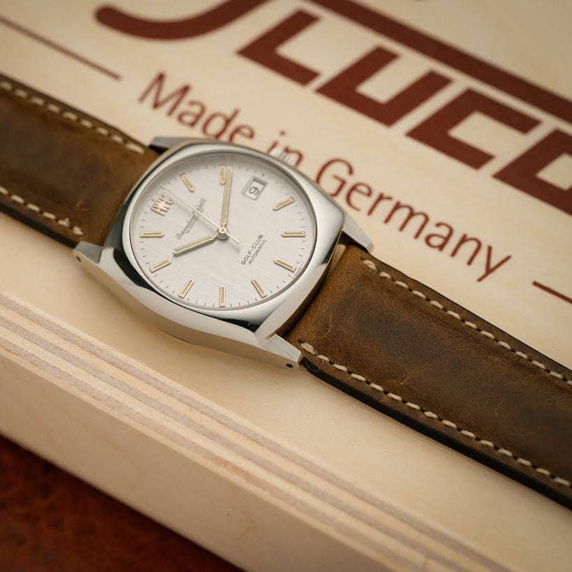 Olivegrünes 24mm Leder Vintage Uhrenarmband an IWC Golf Club Uhr – Detailaufnahme der IWC Golf Club Uhr mit hochwertigem olivegrünem Vintage Lederarmband, ideal für sportliche und elegante Zeitmesser