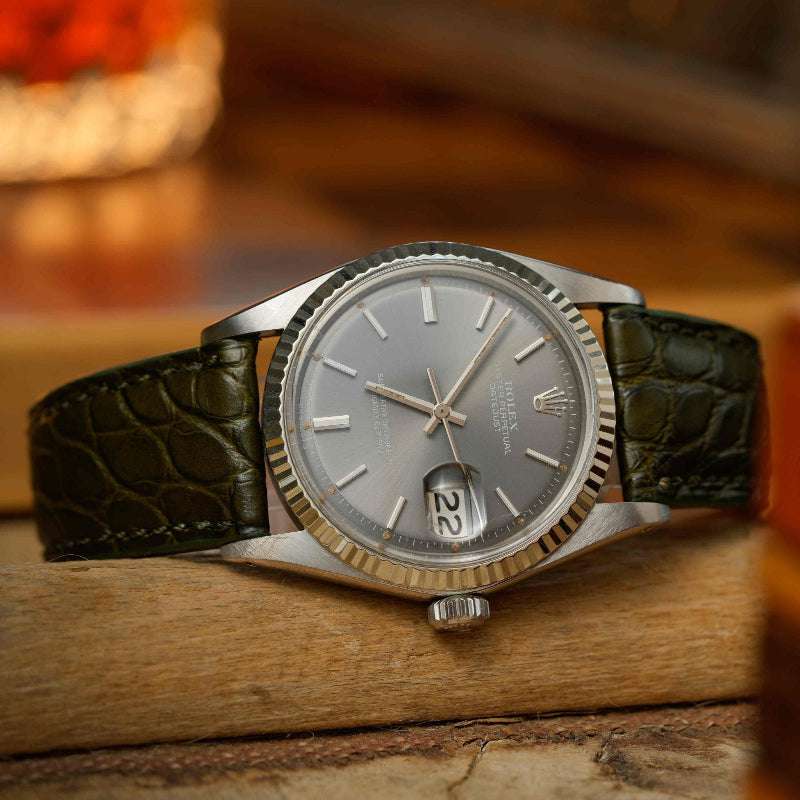 Olivegrünes Kroko Alligator Uhrenarmband an grauer Rolex Oyster Perpetual – Detailaufnahme der grauen Rolex Oyster Perpetual Uhr mit edlem olivegrünem Kroko Alligatorarmband, ideal für luxuriöse Zeitmesser