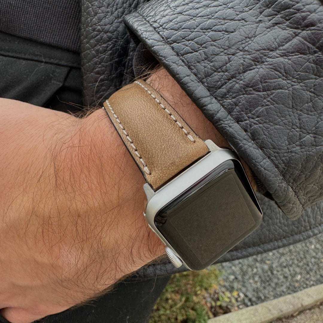 Das Apple Watch Ultra 2 Armband Leder in Braun, elegant am Handgelenk einer Person getragen.