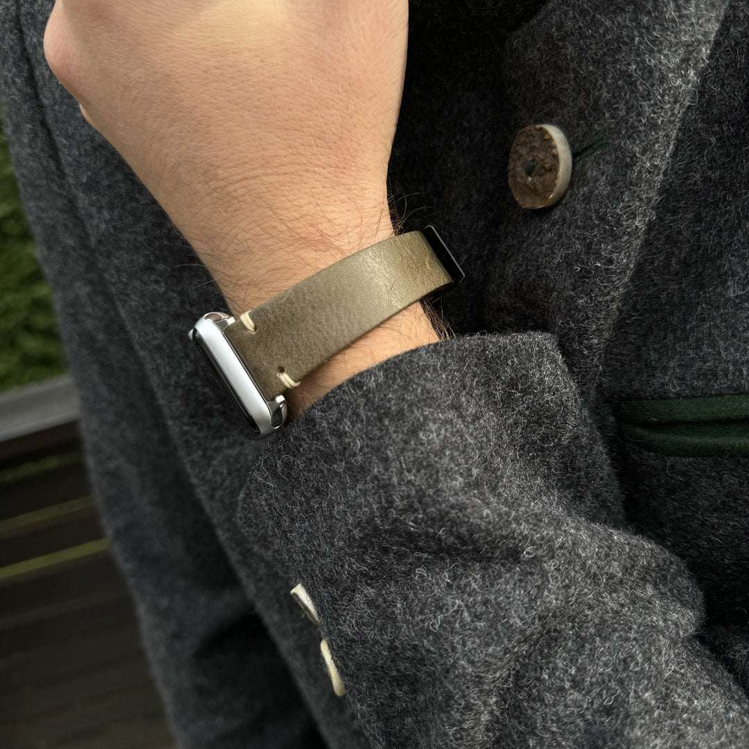 Detailansicht des braunen Apple Watch Armband Leder Herren, Schönheit und Funktionalität perfekt vereint.