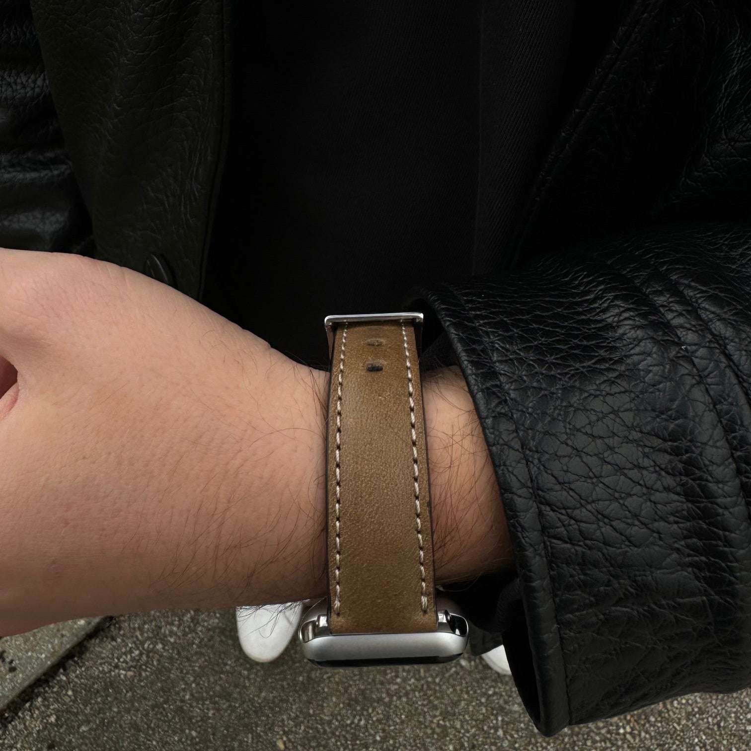 Apple Watch Ultra 2 Armband Leder in Olivgrün, auf einem weißen Hintergrund präsentiert.