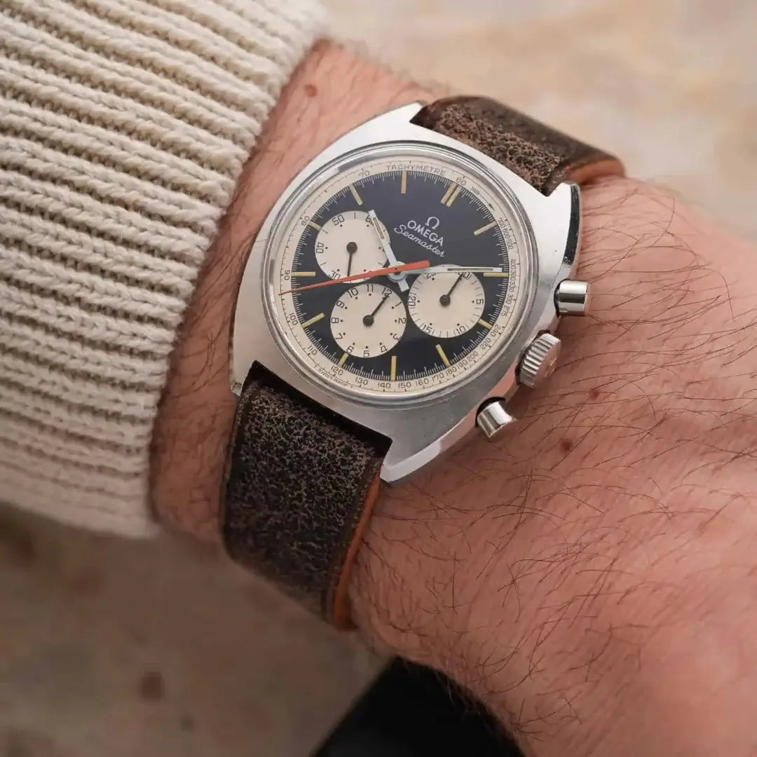 Omega Seamaster Chronograph Cal. 321 145.006-66 Reverse Panda Vintage mit vegetabil gegerbtem Rindlederband mit Prägerille – Detailaufnahme der klassischen Uhr mit exklusivem Armband, perfekt für Sammler und Vintage-Uhrenliebhaber