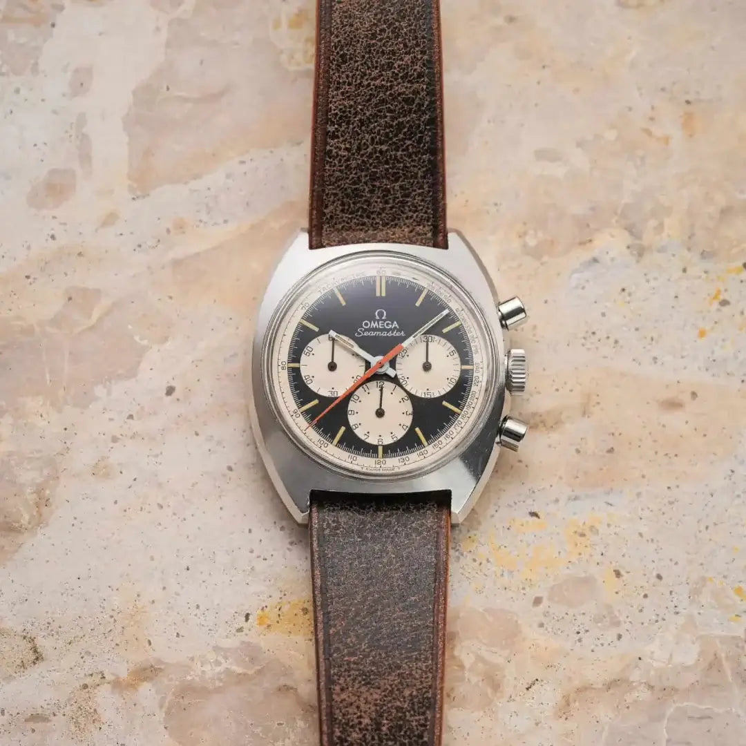 Omega Seamaster Chronograph Cal. 321 145.006-66 Reverse Panda Vintage mit vegetabil gegerbtem Rindlederband – Seitenansicht der Uhr und des luxuriösen Armbands, exklusive Kombination für Vintage-Uhrenliebhaber